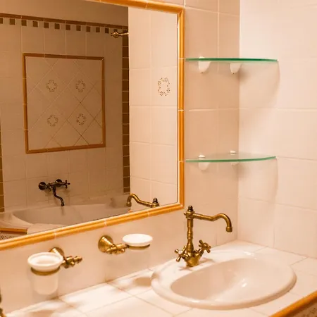Velky Rodinny S Terasou Na Namesti V Treboni Apartment
