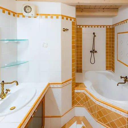 Velky Rodinny S Terasou Na Namesti V Treboni Apartment *