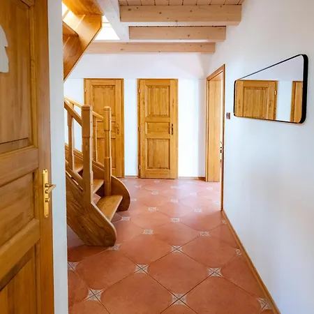 Velky Rodinny S Terasou Na Namesti V Treboni Apartment *