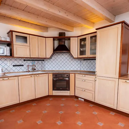 Apartment Velky Rodinny S Terasou Na Namesti V Treboni Trebon